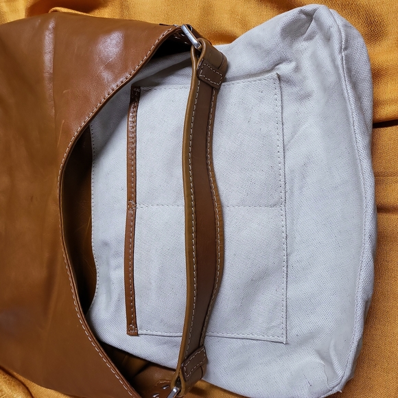 Is Michael Kors Hutton purse Includes dust bag. - Picture 4 of 8